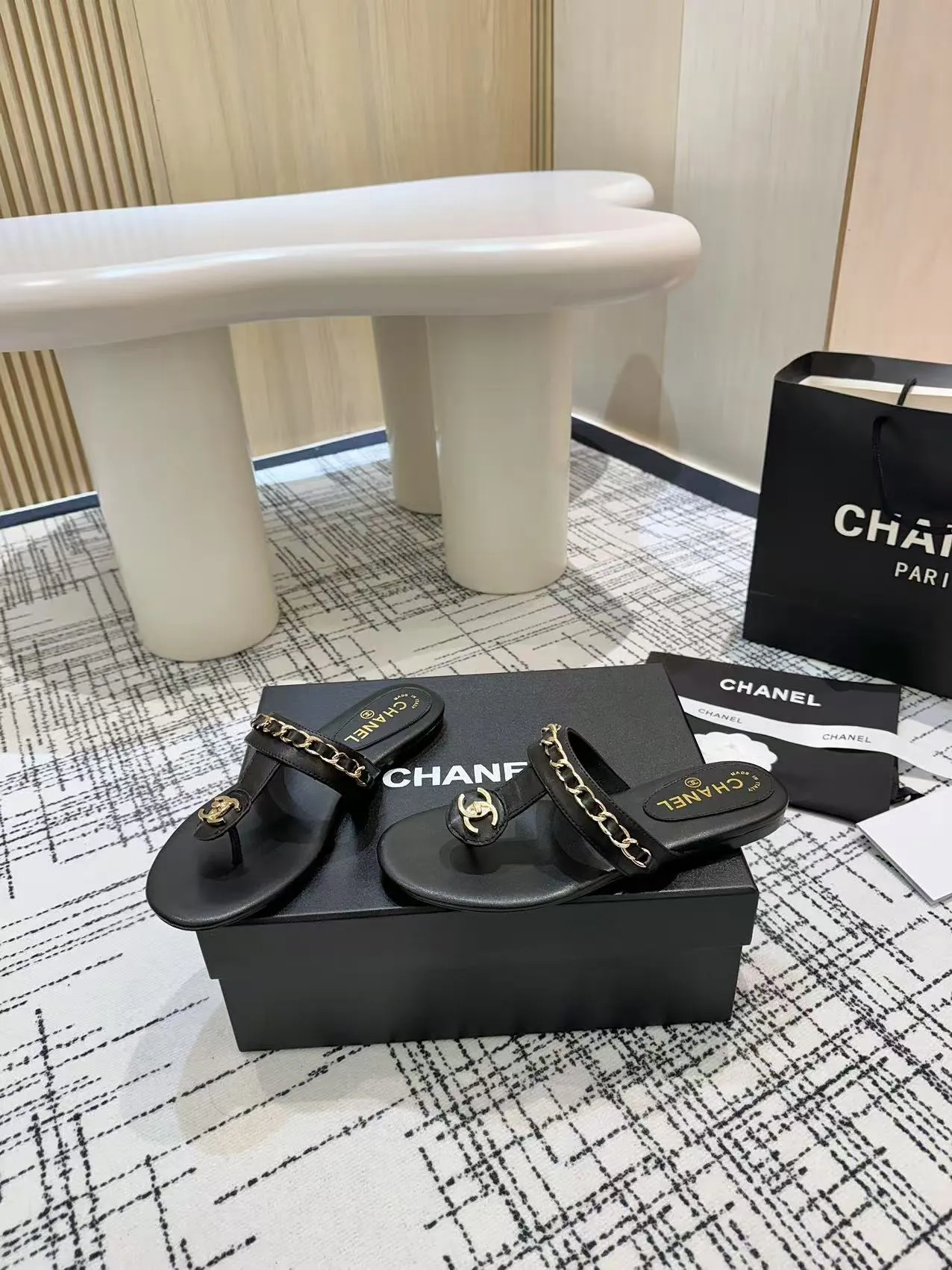 👟👟Ex-factory price 480👟👟 Top version Chanel Chanel - 2025 spring model, counter top double C sandals, this classic design; the extraordinary double C incorporates a variety of color elements... The diversified mix and match is very beautiful and versatile, very light on the foot, comfortable, super delicate and elegant, and can be used outdoors... ꫛꫀꪝ Go➫ Material: ❶Upper made of: Original imported sheepskin ❷Inner lining: Original sheepskin lining ❸Outsole based on: Original Italian genuine leather outsole Counter boutique packaging complete set for women 35–40 (customized for 41) 3 colors available (black, white, apricot)